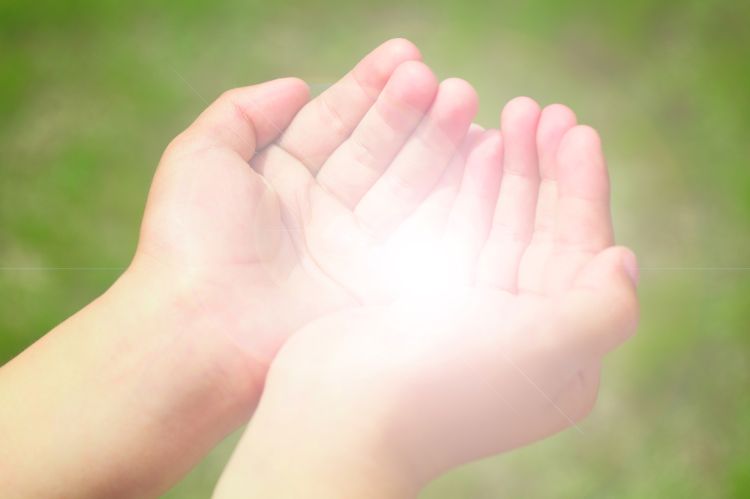 光る手