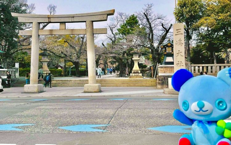 大鳥居 神社の名前刻まれた石碑の写真