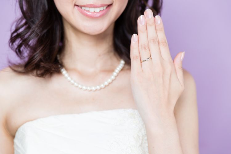 結婚指輪をする女性