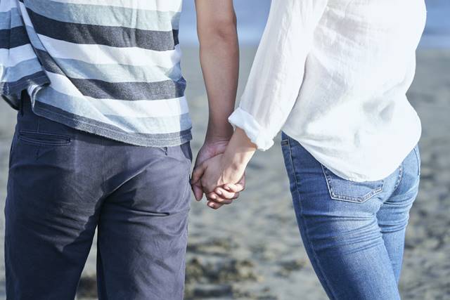 手を繋ぐ二人