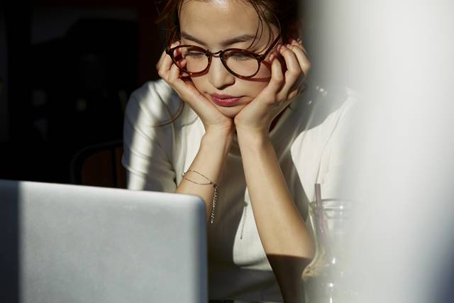 別れた原因を考える女性