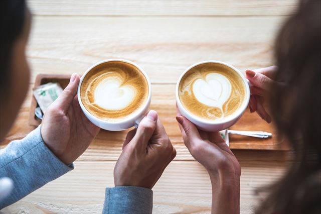 コーヒーを並べる男女