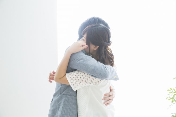 抱き合う2人