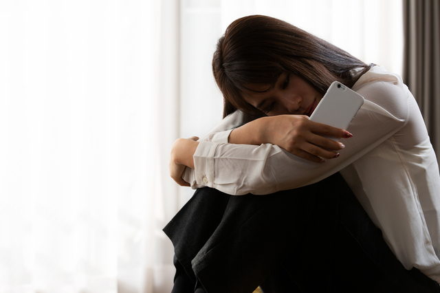 復縁悩む女性