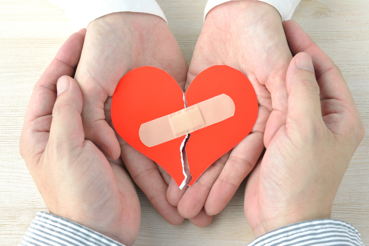 仲直りする男女