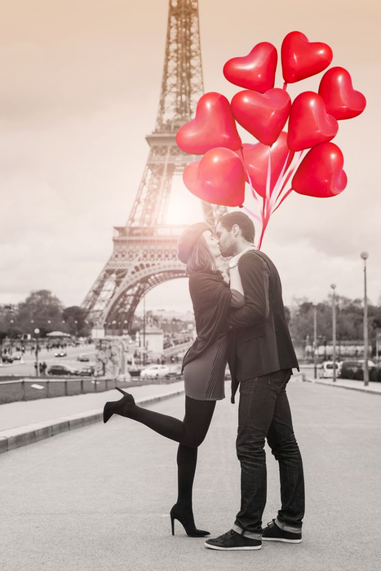 ハート型の風船を持っているカップルの写真