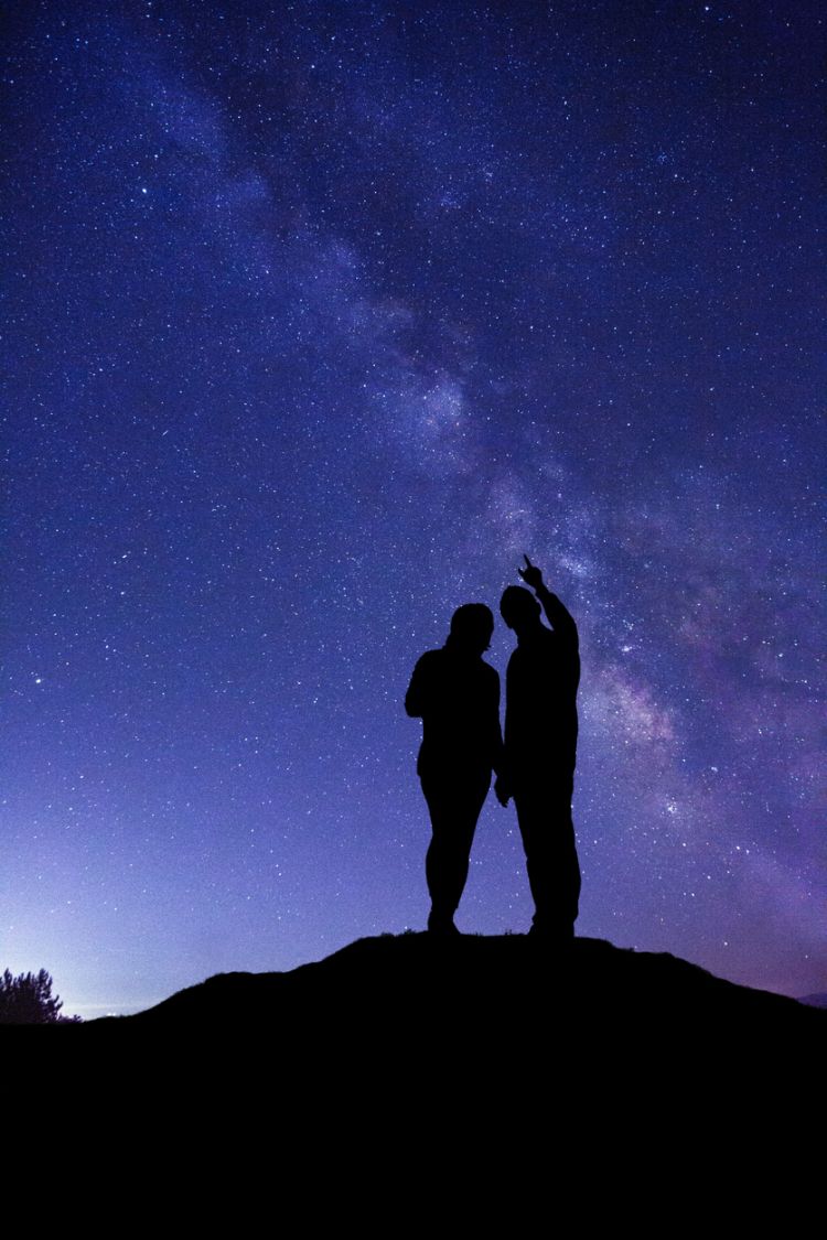 星空や月明りに照らされたカップルの写真
