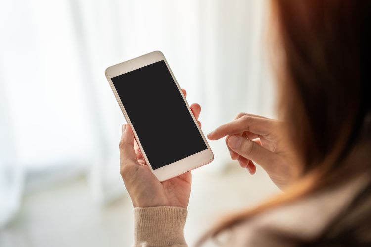 復縁LINEを送るのに悩む女性の手