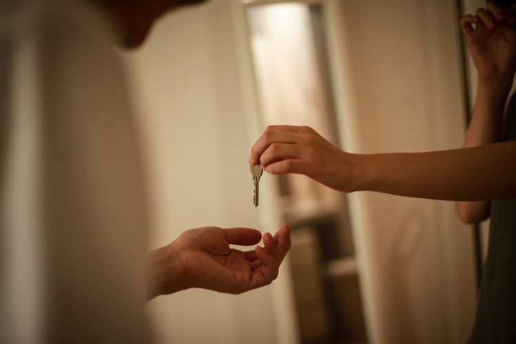 部屋の鍵を返す女性