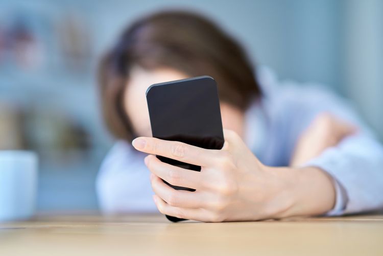 復縁したいけど未読無視…元カレから返事が来ない理由と正しい対処法