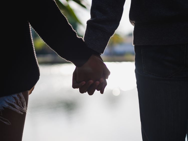 手をつなぐ男女