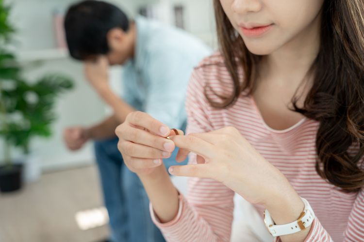 【サレ妻必見】夫が不倫した際のNG行動と関係再構築に必要なこと