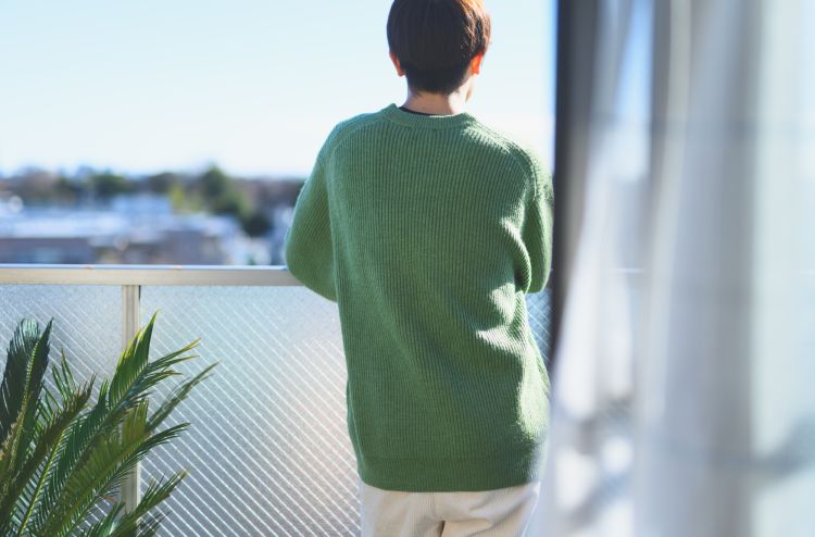 ベランダで過ごす男性