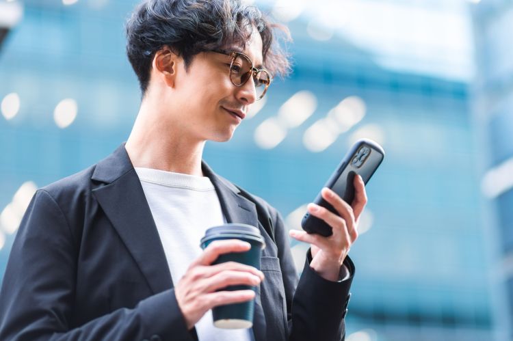 スマホを見る男性