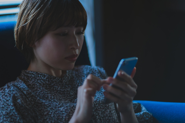 音信不通で悩む女性