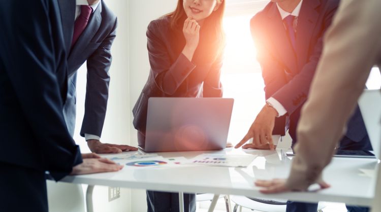 会議で話し合う男女