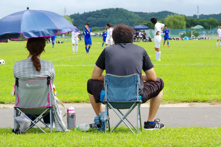 試合を眺める男女