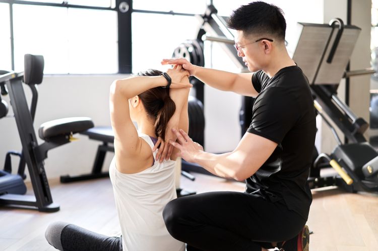 ジムのトレーナーと女性