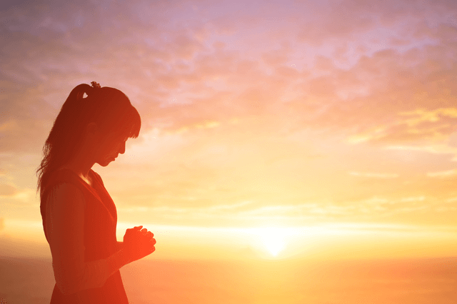 復活愛を祈る女性