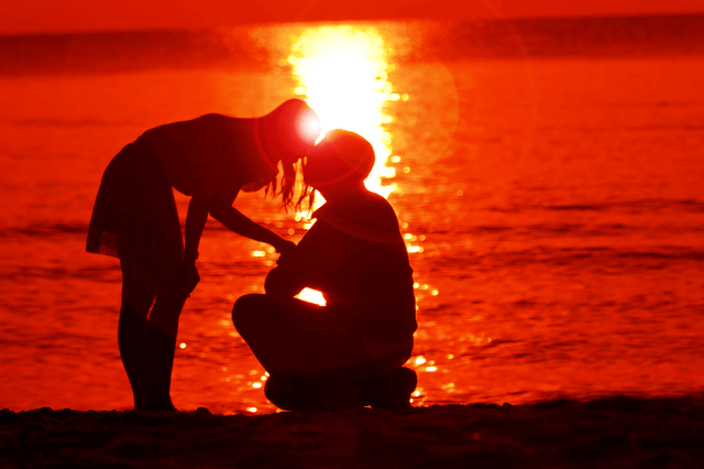 夕焼け海岸でキス