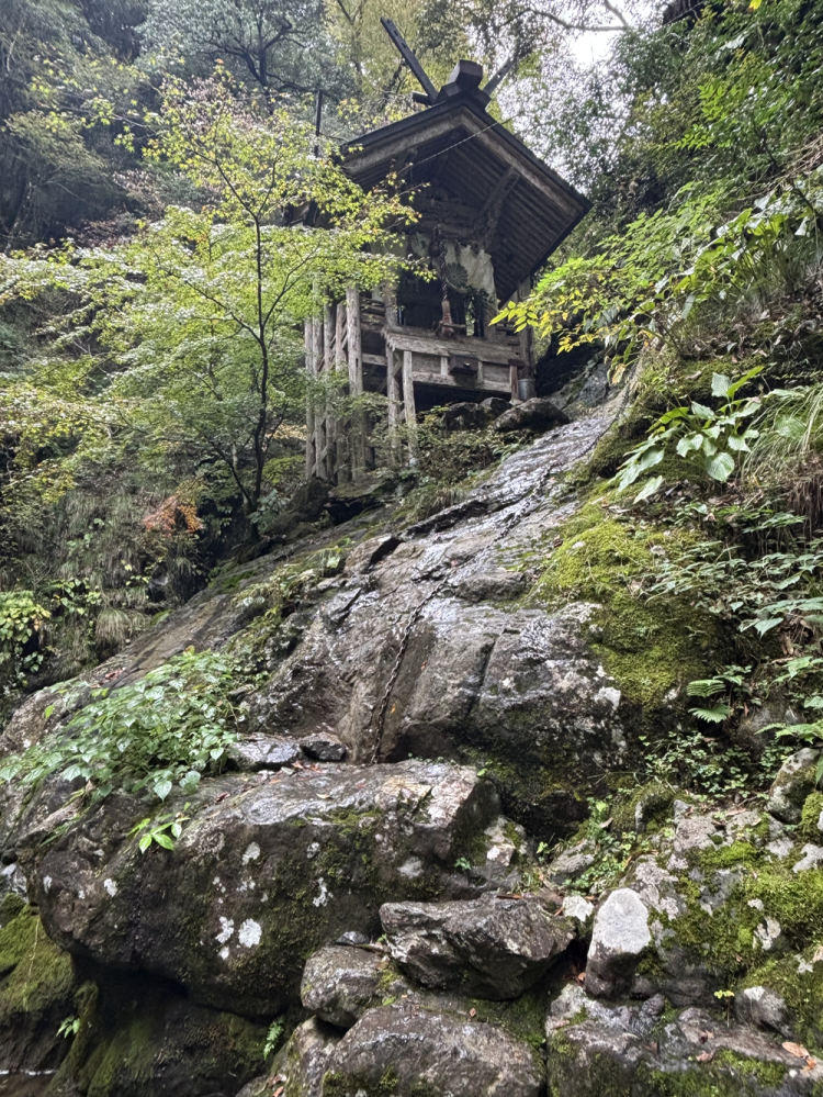 社殿は断崖絶壁の上に