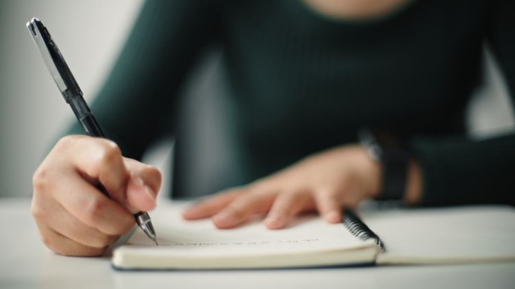 メモを取る女性