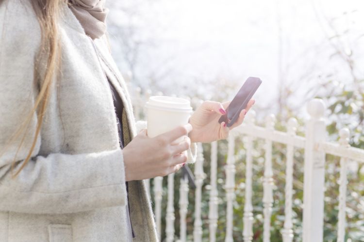 電話占いを利用する女性