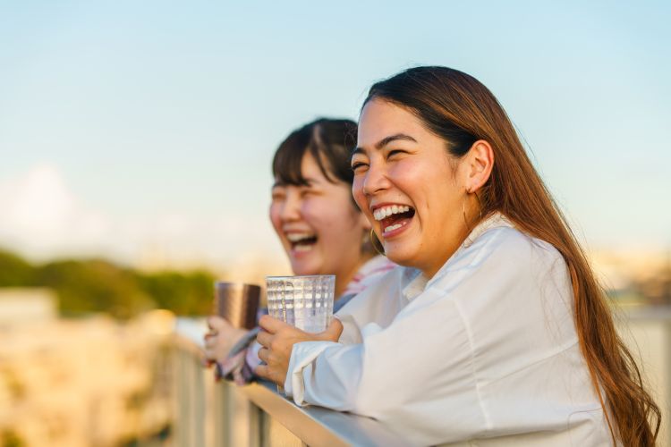 笑い合う女性2人