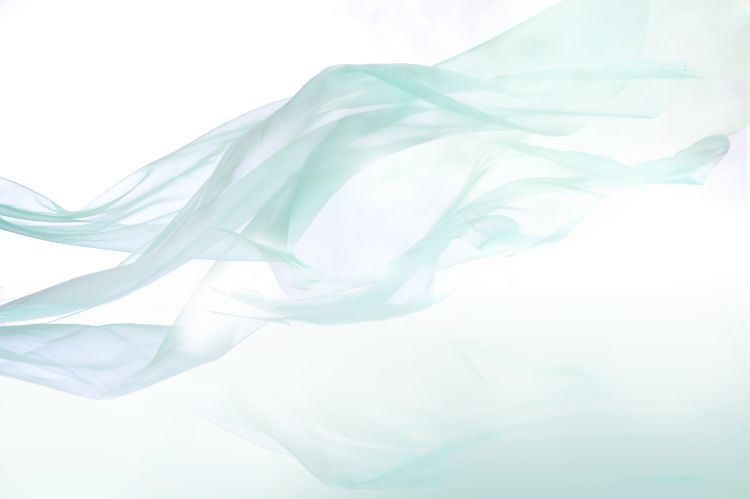 風になびくカーテン