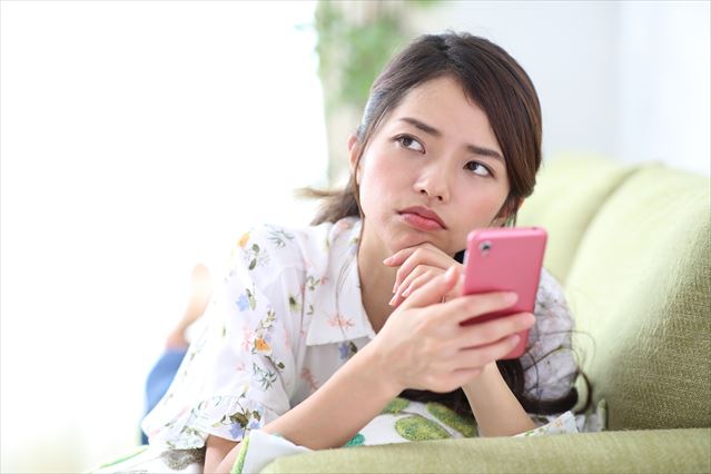 電話占いを利用する女性