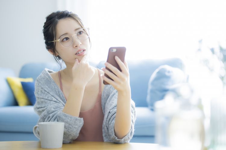 電話占いを利用する女性