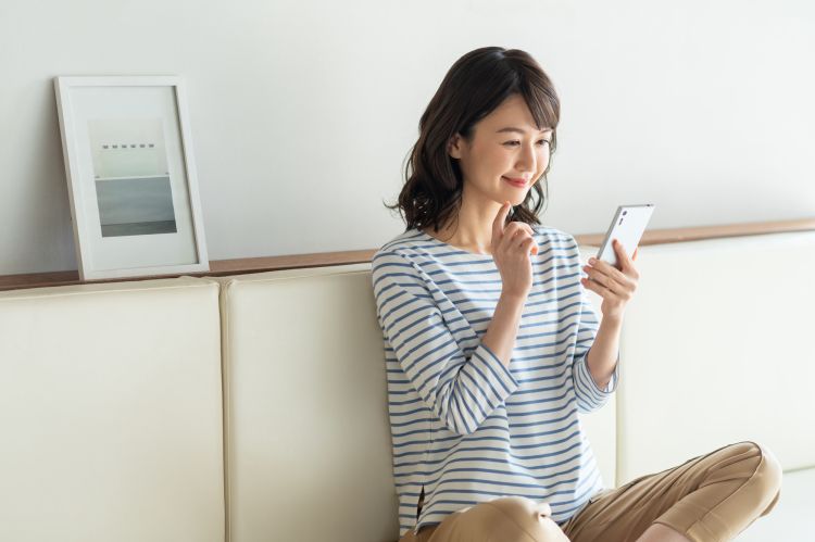 スマートフォンを操作する女性